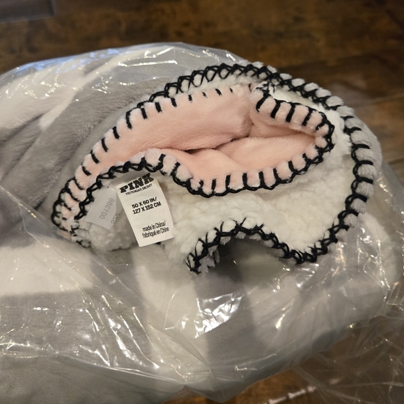 NWT PINK By Victoria's Secret Blanket In Pink And Gray - Picture 3 of 7